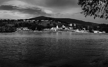 Ein Dorf an der Donau