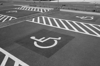 Gekennzeichnete Behindertenparkplätze