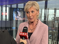 Volksanwältin Gaby Schwarz spricht in ein ORF Mikro.