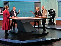 Ombudswoman Gaby Schwarz stands next to a complainant in the ORF studio and talks to presenter Peter Resetarits.