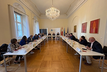 Group photo of Ombudsman Luisser with the delegation from the Saxony-Anhalt Petitions Committee 