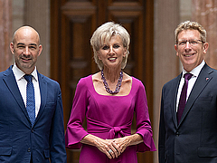 Volksanwalt Christoph Luisser, Volksanwältin Gaby Scharz, Volksanwalt Bernhard Achitz stehen nebeneinander, in der Säulenhalle des Österreichischen Parlaments.