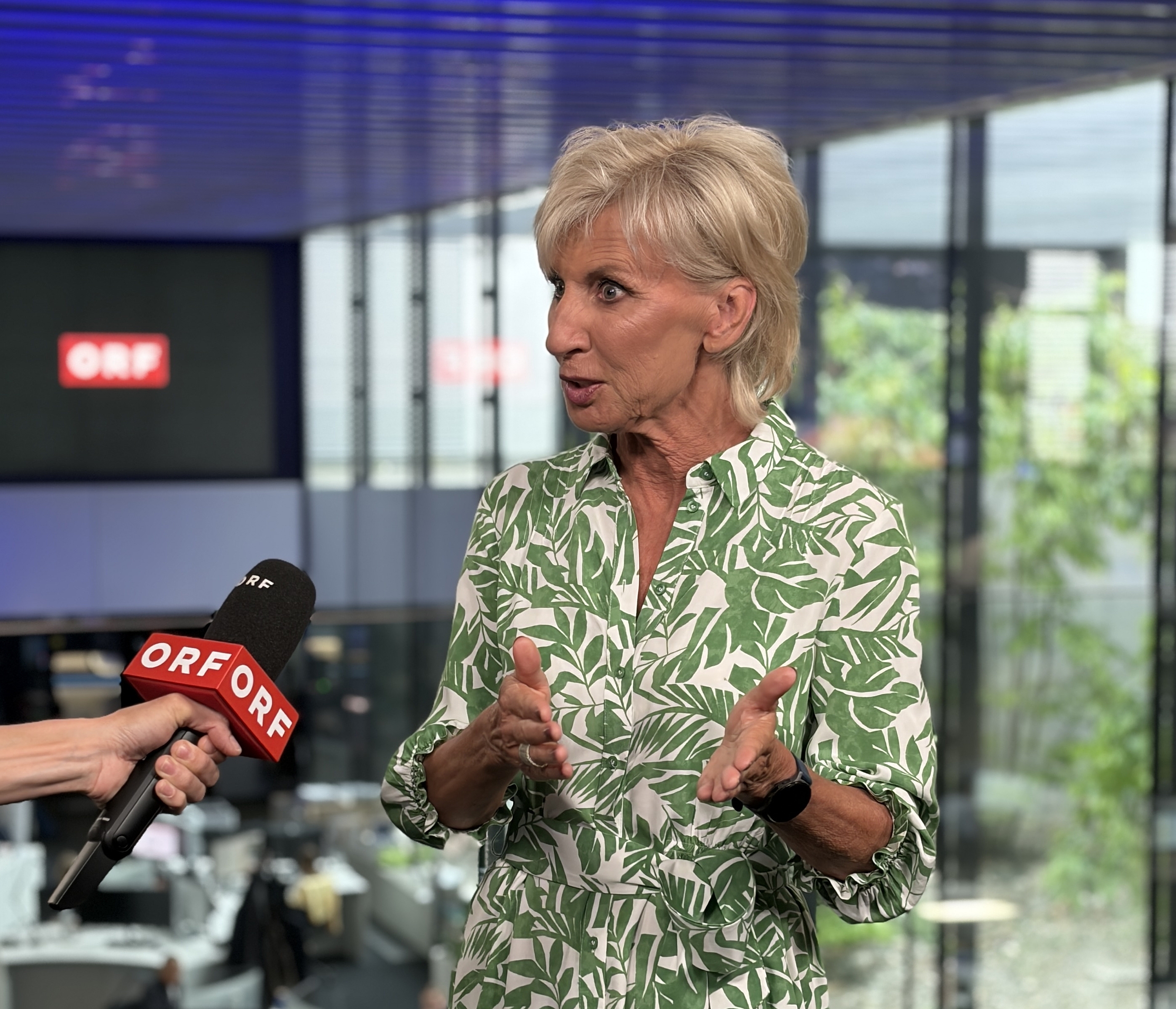 Volksanwältin Gaby Schwarz gibt dem ORF ein Interview.
