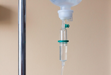 Infusionsflasche (Symbolbild Gesundheit)