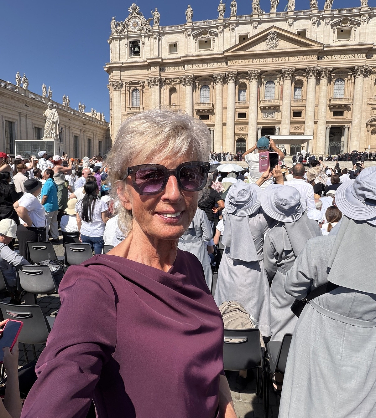 Volksanwältin Gaby Schwarz steht am Petersplatz, im Hintergrund ist der Petersdom zu sehen.