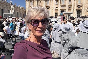 Volksanwältin Gaby Schwarz steht am Petersplatz, im Hintergrund ist der Petersdom zu sehen.