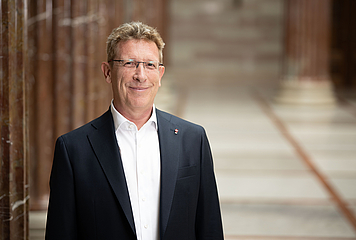 Ombudsman Bernhard Achitz in the Parliament's Hall of Columns