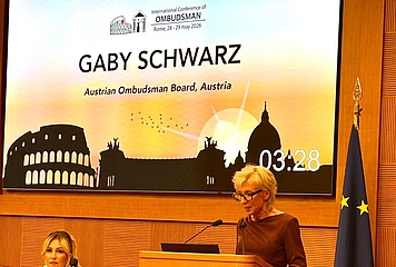 Volksanwältin Gaby Schwarz steht am Rednerpult und hält eine Rede.