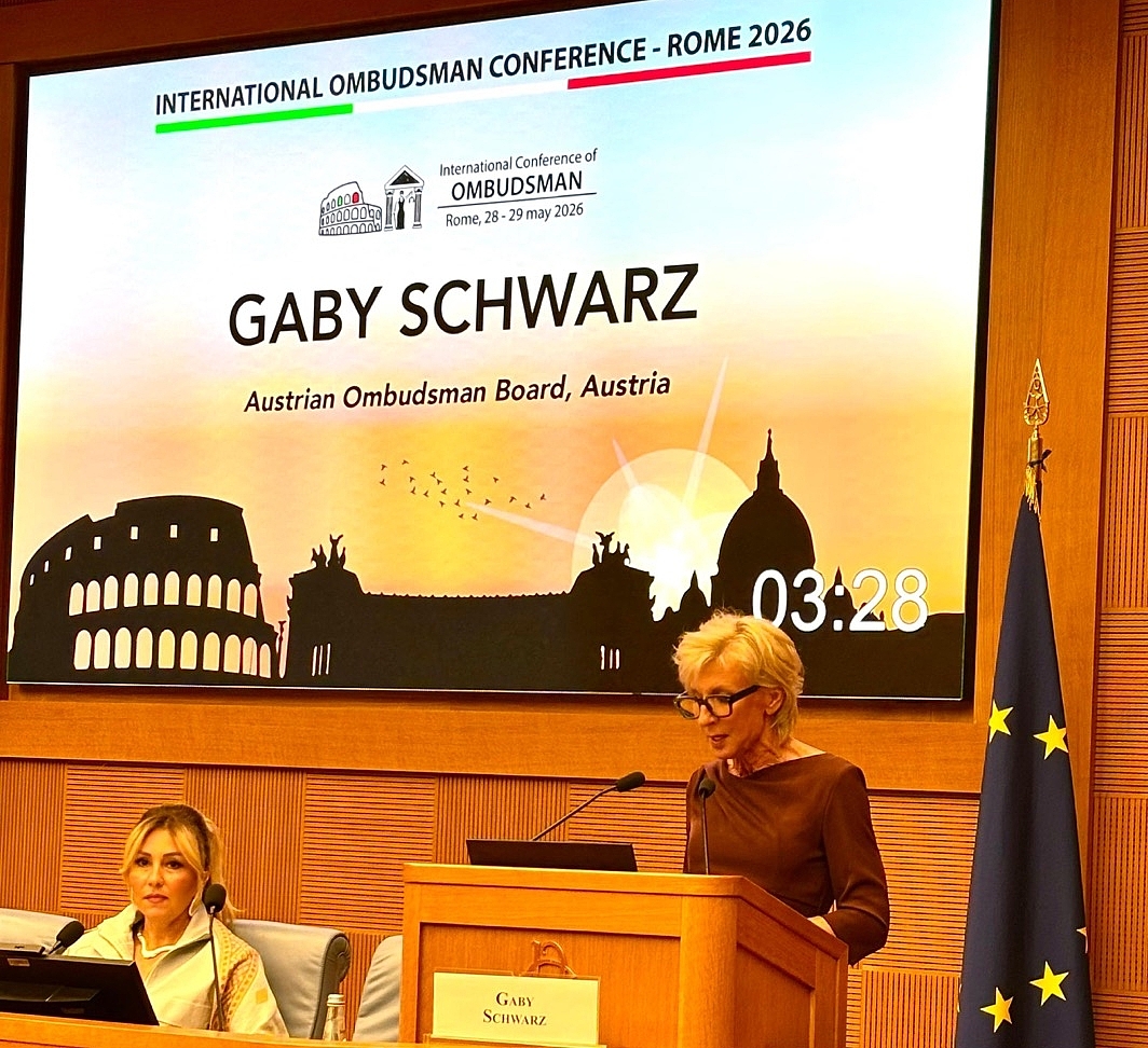 Volksanwältin Gaby Schwarz steht am Rednerpult und hält eine Rede.