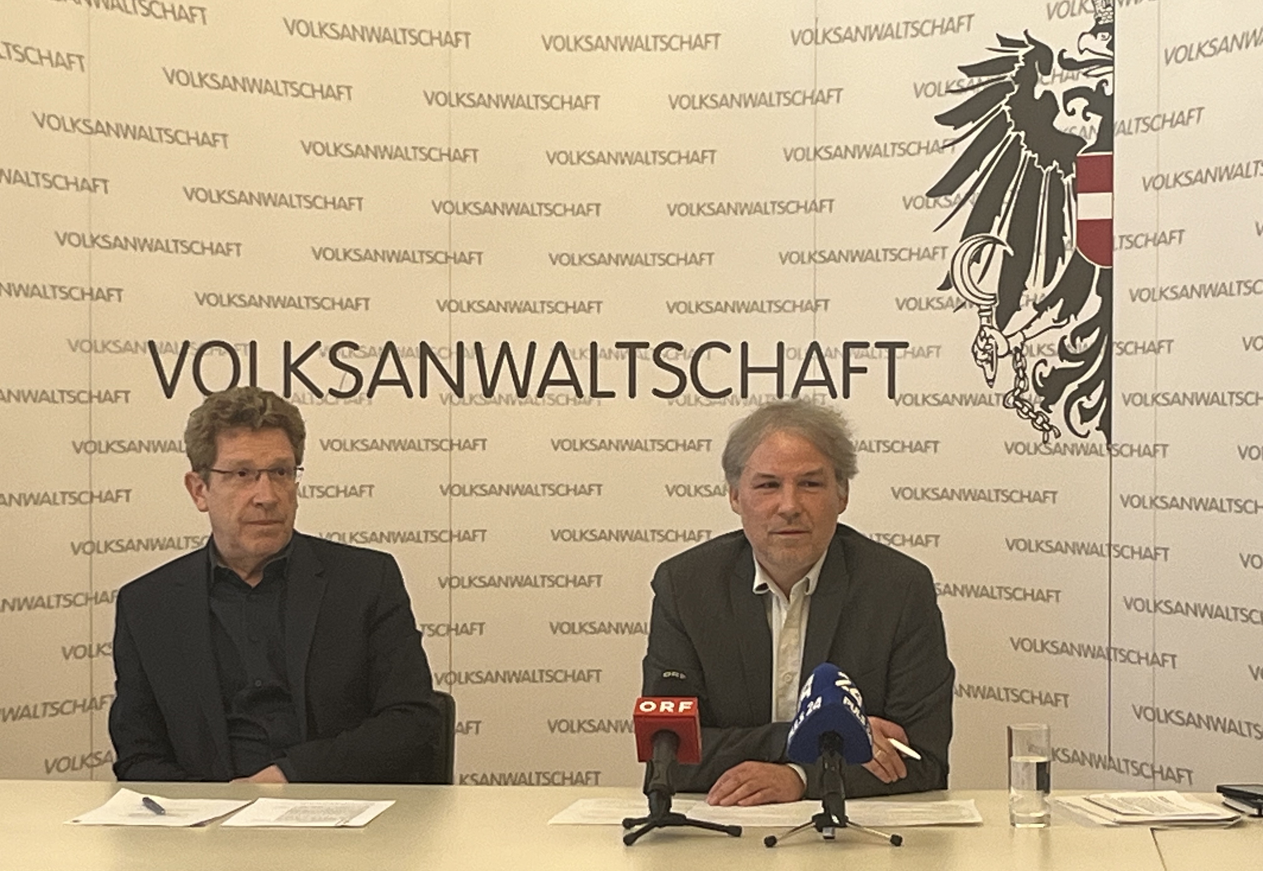 Ombudsman Bernhard Achitz and social expert Martin Schenk at the press conference on 11 March 2026