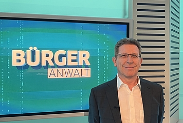 Volksanwalt Bernhard Achitz im ORF-"Bürgeranwalt"-Studio