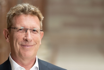 Volksanwalt Bernhard Achitz in der Säulenhalle des Parlaments in Wien