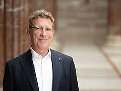Volksanwalt Bernhard Achitz, Porträtfoto in der Säulenhalle des Parlaments