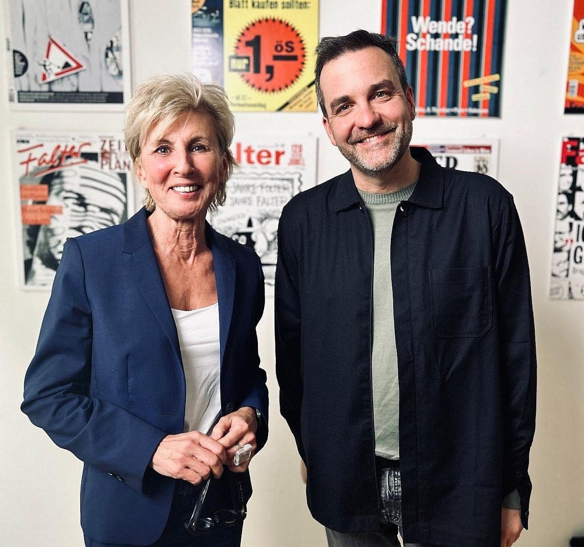 Gaby Schwarz und Florian Klenk stehen nebeneinander