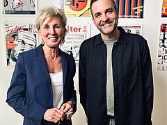 Gaby Schwarz und Florian Klenk stehen nebeneinander