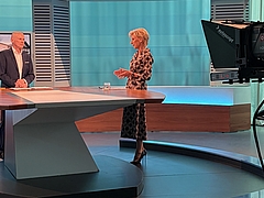Volksanwältin Gaby Schwarz im ORF Studio, neben ihr steht Moderator Peter Resetarits