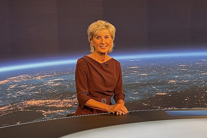 Volksanwältin Gaby Schwarz sitzt im ZIB2 Studio