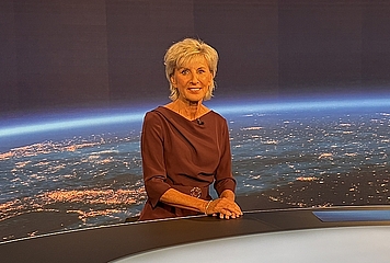 Volksanwältin Gaby Schwarz sitzt im ZIB2 Studio