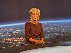 Volksanwältin Gaby Schwarz sitzt im ZIB2 Studio