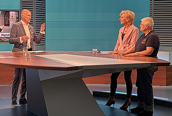 Volksanwältin Gaby Schwarz steht im ORF Studio, daneben Moderator Peter Resetarits