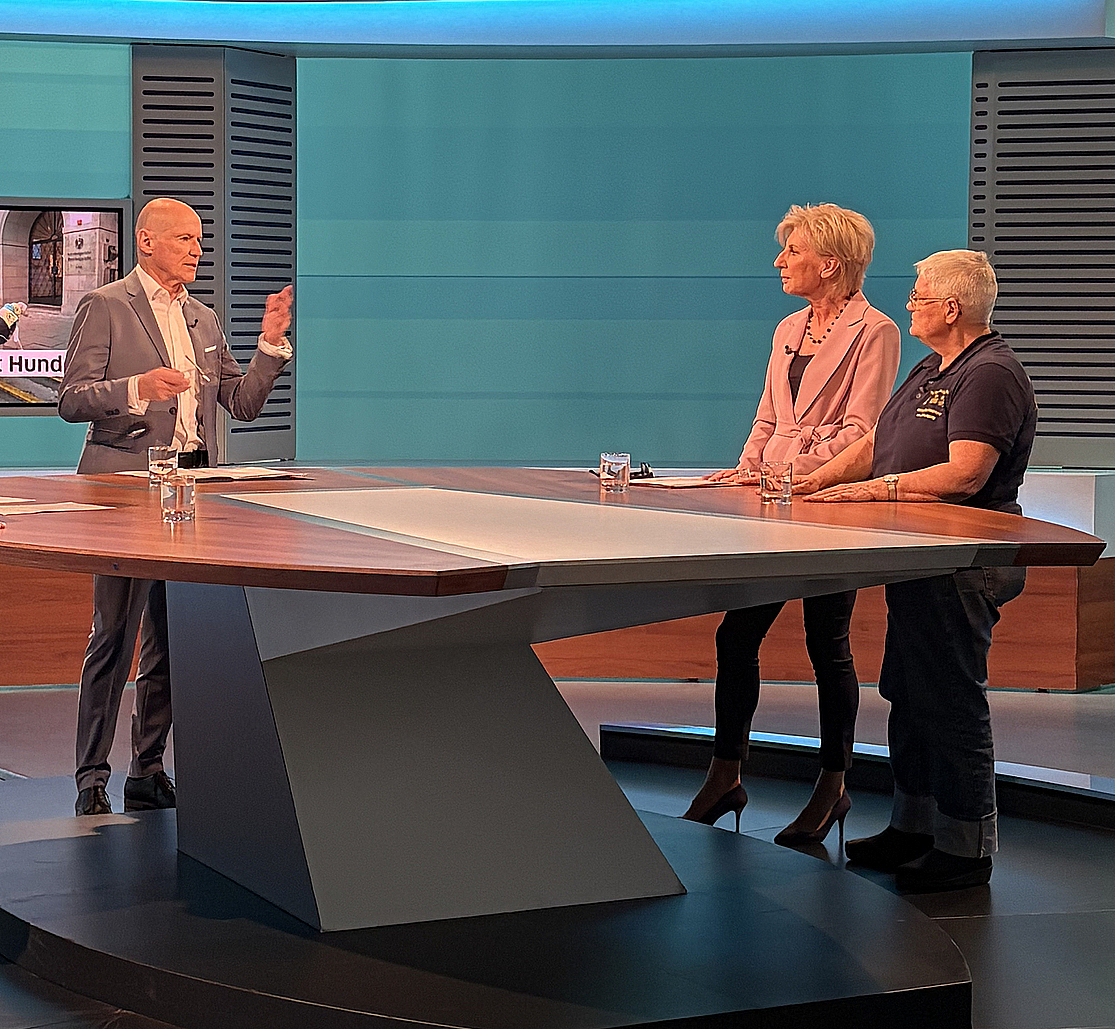 Volksanwältin Gaby Schwarz steht im ORF Studio, daneben Moderator Peter Resetarits