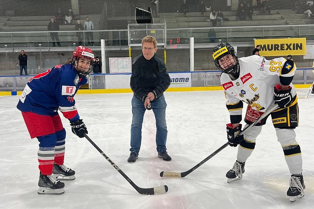 Volksanwalt Achitz mit zwei Frauen in Eishockey-Ausrüstung