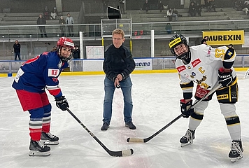 Volksanwalt Achitz mit zwei Frauen in Eishockey-Ausrüstung