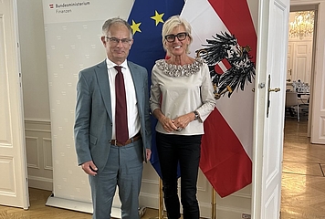 2 Personen stehend, links Finanzminister Markus Marterbauer, rechts Volksanwältin Gaby Schwarz