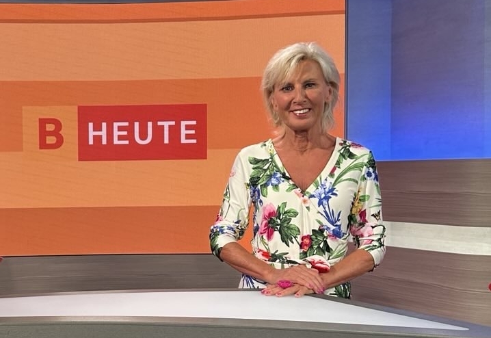 Volksanwältin Gaby Schwarz in buntem Kleid im ORF Studio