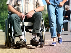 Person mit Rollstuhl und Langstock, Person zu Fuß