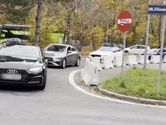 Autokolonne in der Filmteichstraße in Wien-Oberlaa