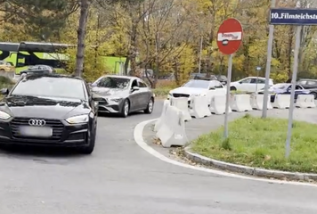 Autokolonne in der Filmteichstraße in Wien-Oberlaa