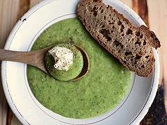 Suppe, Brot (Symbolbild)