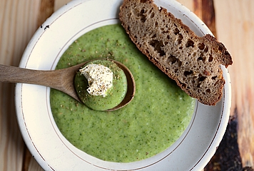 Suppe, Brot (Symbolbild)