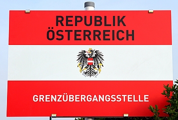 Schild: Grenzübergang nach Österreich