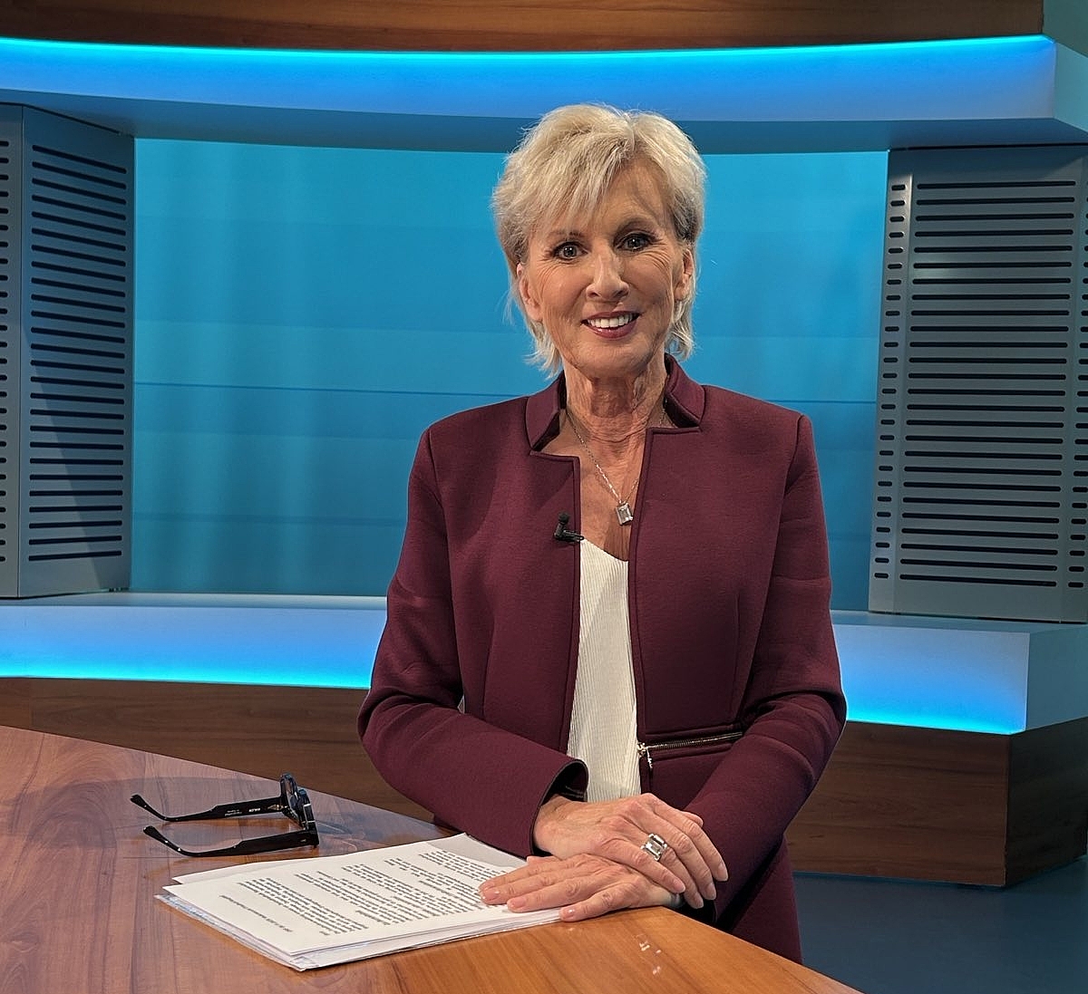 Volksanwältin Gaby Schwarz steht im ORF Studio.