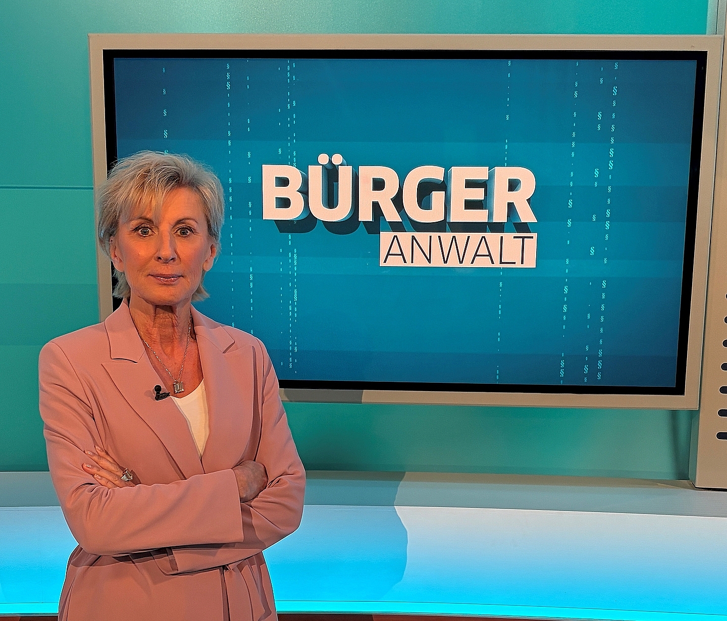 Volksanwältin Gaby Schwarz steht im ORF Studio vor einem Screen mit dem Titel "Bürgeranwalt".