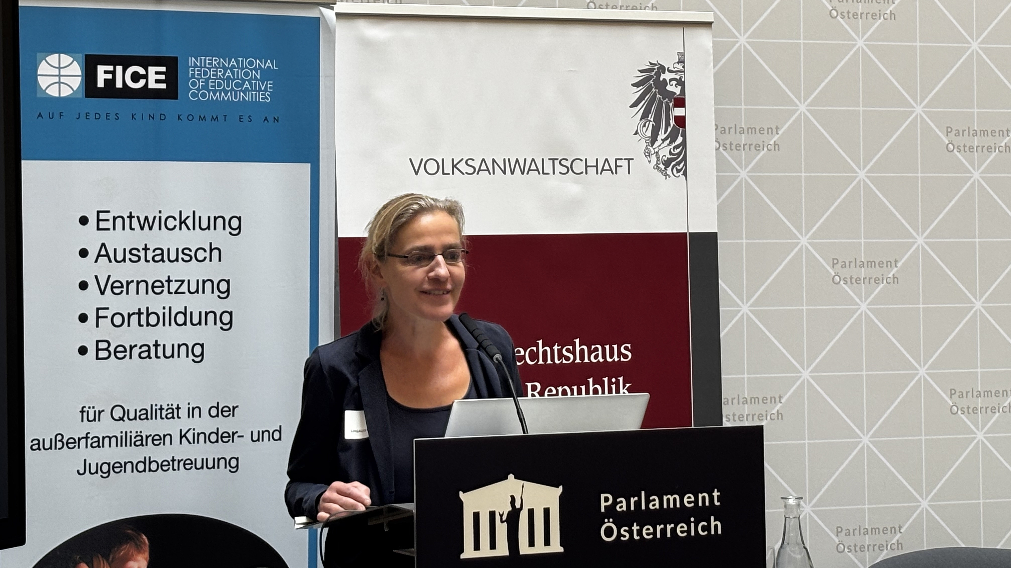 Monika Lengauer at the lectern in Palais Epstein, Vienna