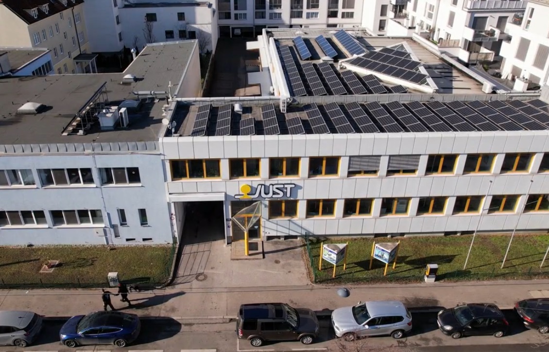 Das Bild zeigt die Betriebseinfahrt mit Autos, die in der ehemaligen Zustellzone parken.