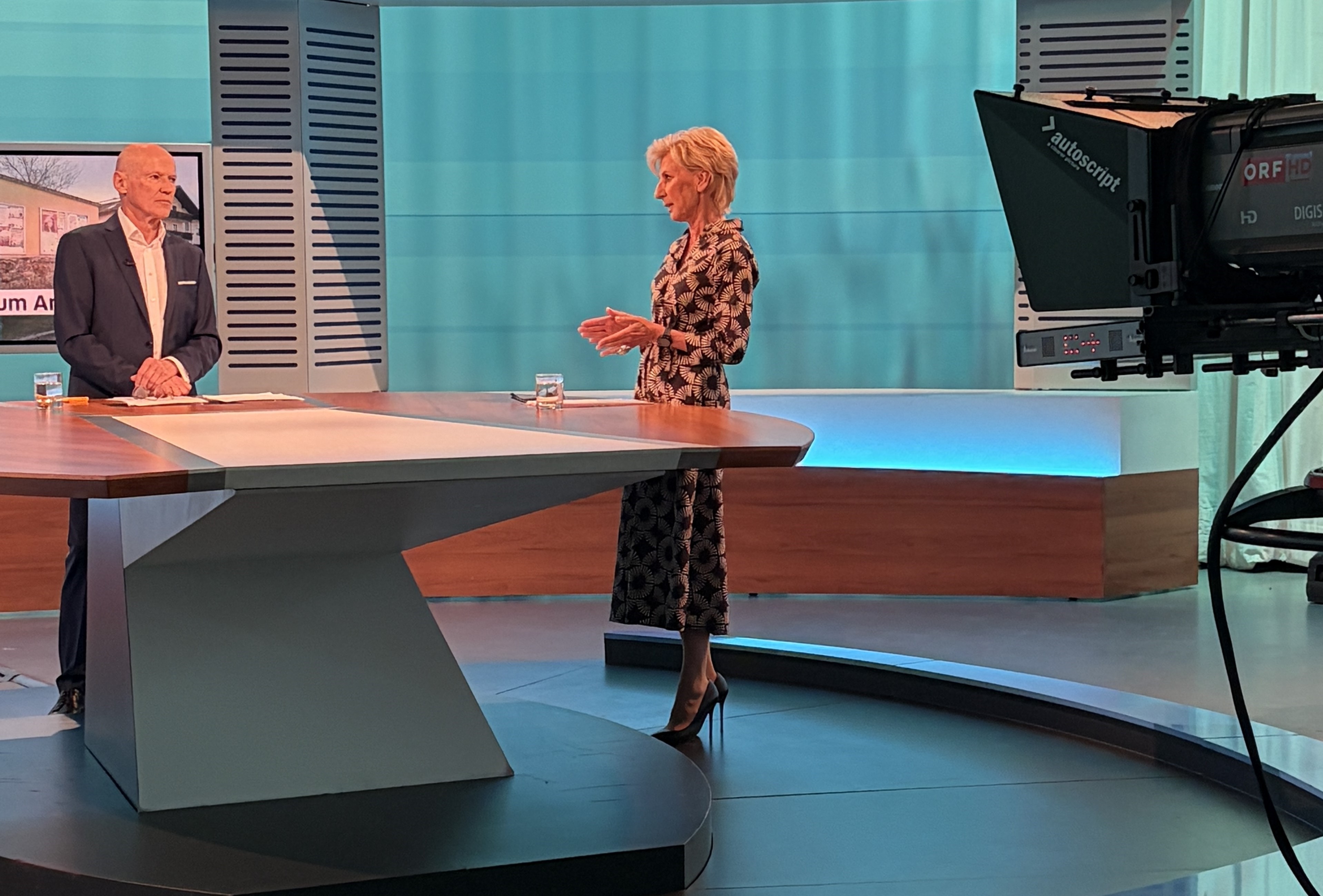 Volksanwältin Gaby Schwarz im ORF Studio, neben ihr steht Moderator Peter Resetarits