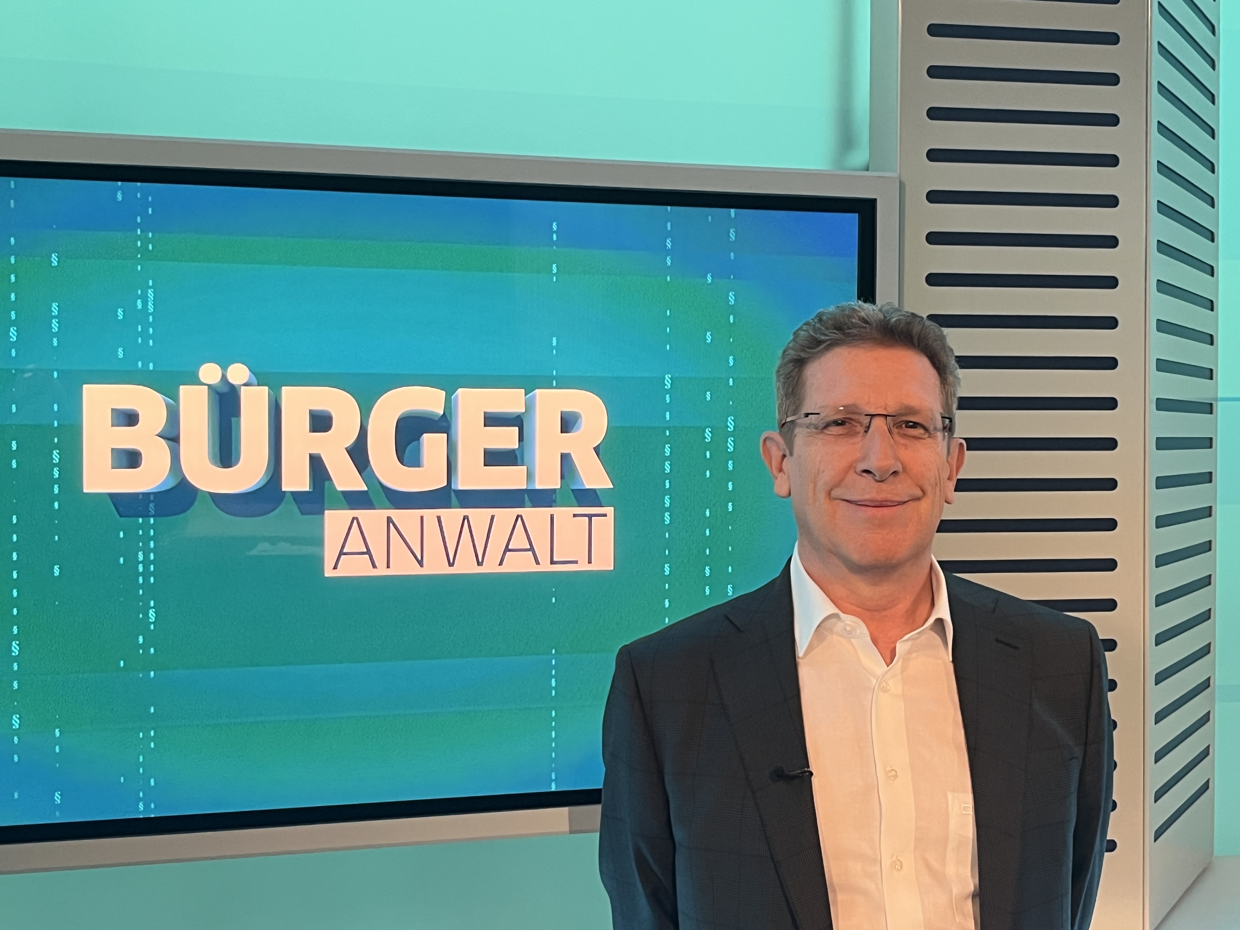 Volksanwalt Bernhard Achitz im ORF-"Bürgeranwalt"-Studio