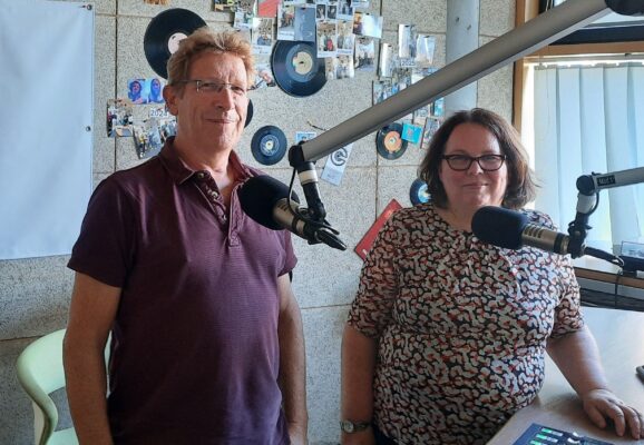 Volksanwalt Bernhard Achitz und Moderatorin Margit Wolfsberger, hinter Mikrofonen im Studio von Campus & City Radio St. Pölten