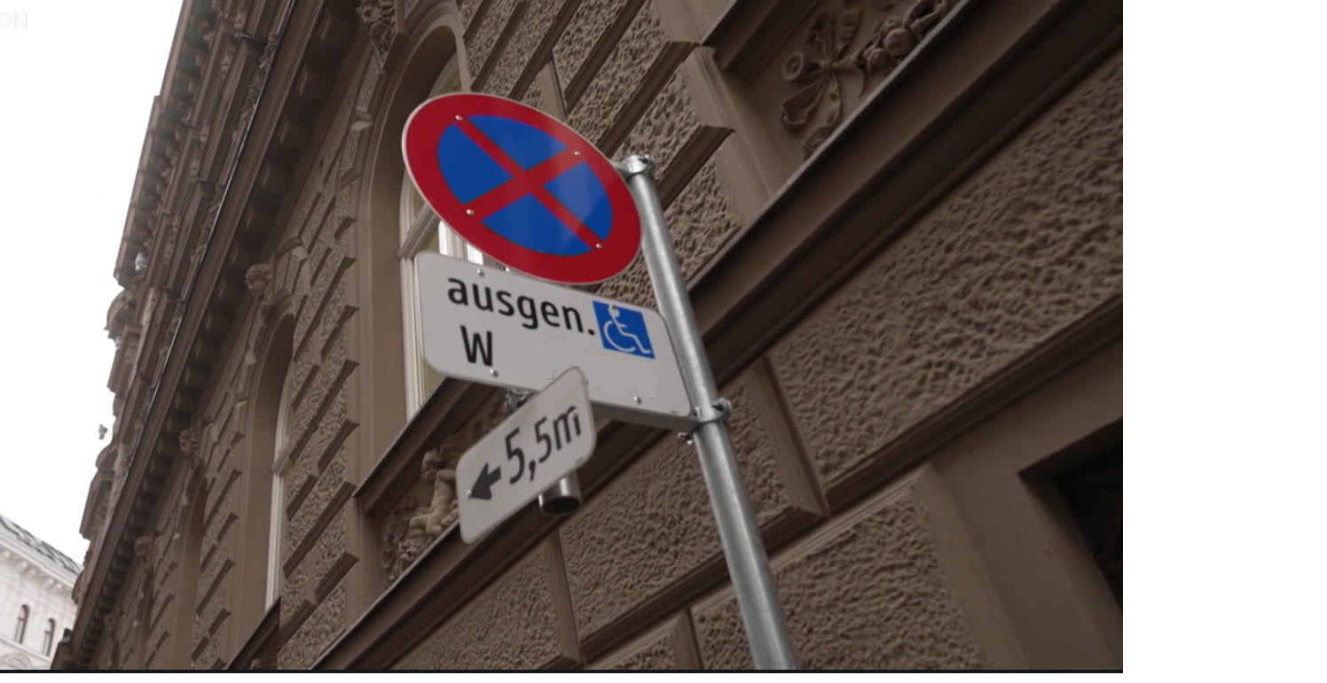 Das Verkehrsschild weist auf den personenbezogenen Behindertenparkplatz des Beschwerdeführers hin.