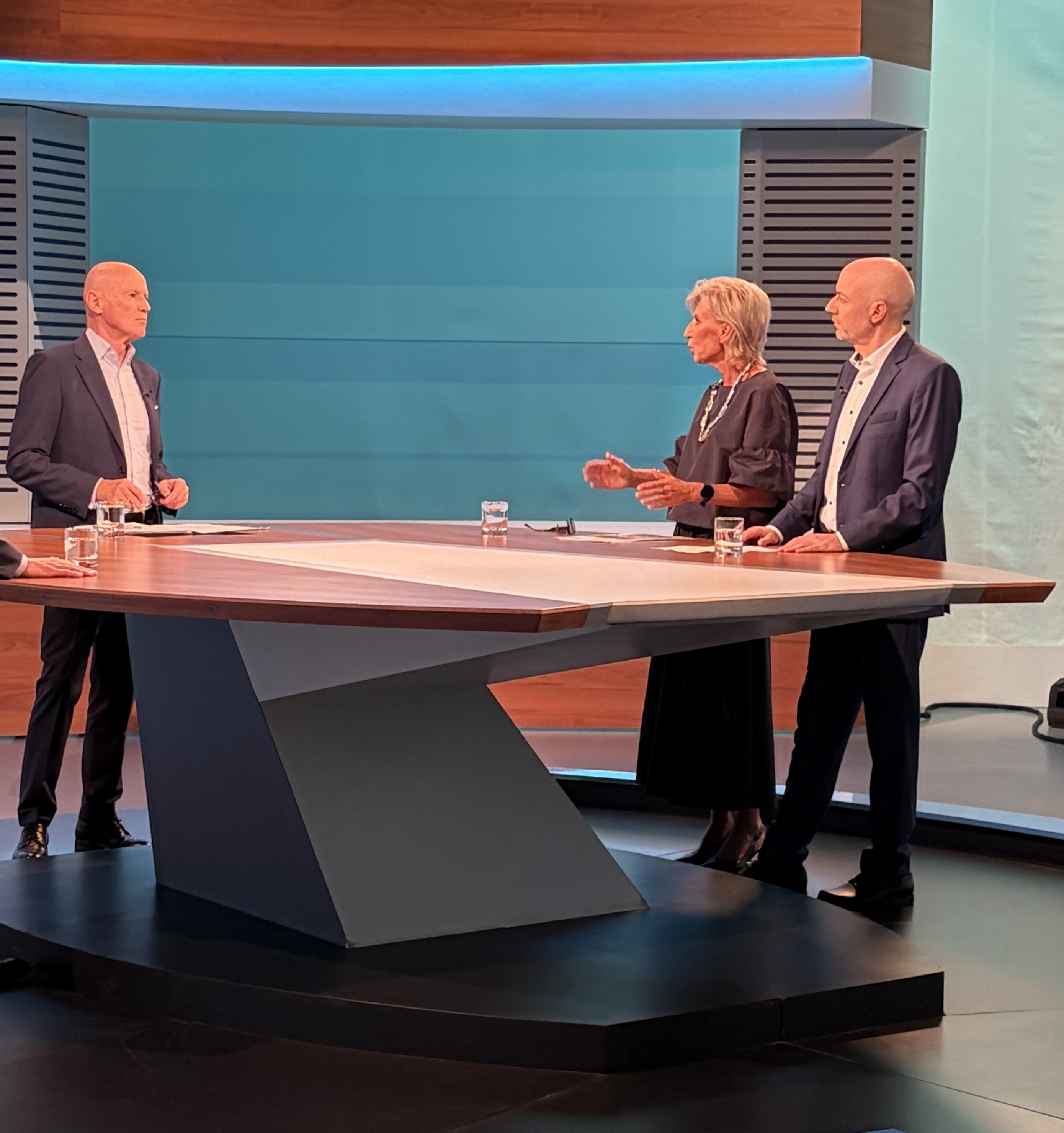 Volksanwältin steht im ORF Studio zwischen dem Moderator und dem Beschwerdeführer