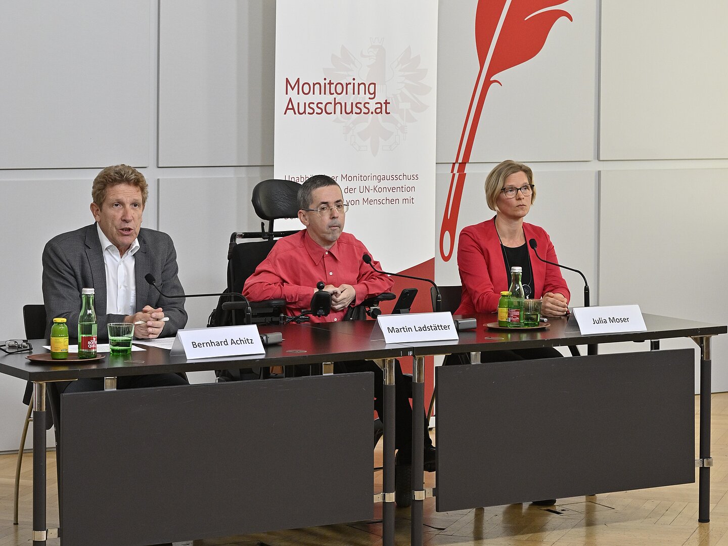 Zwei Männer und eine Frau sitzen bei einem Tisch im Presseclub Concordia