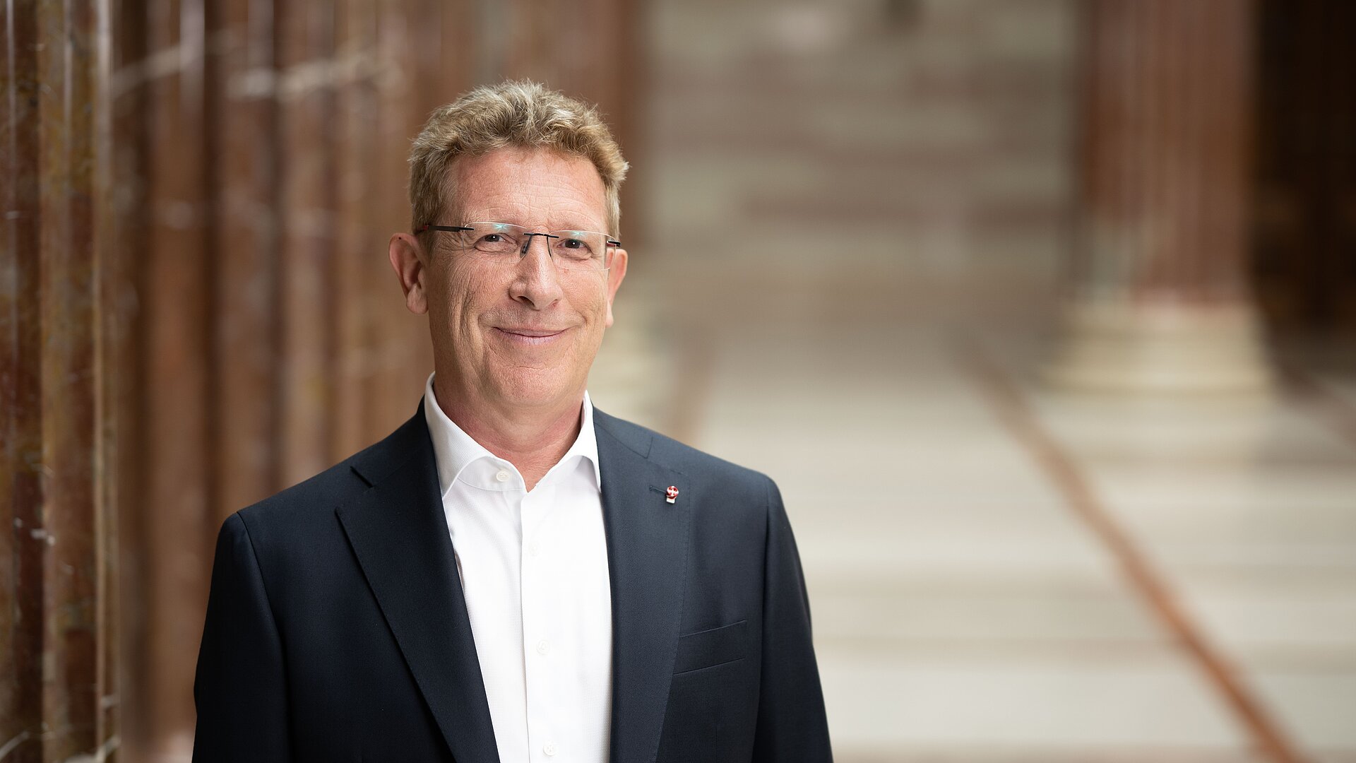 Volksanwalt Bernhard Achitz, Porträtfoto in der Säulenhalle des Parlaments