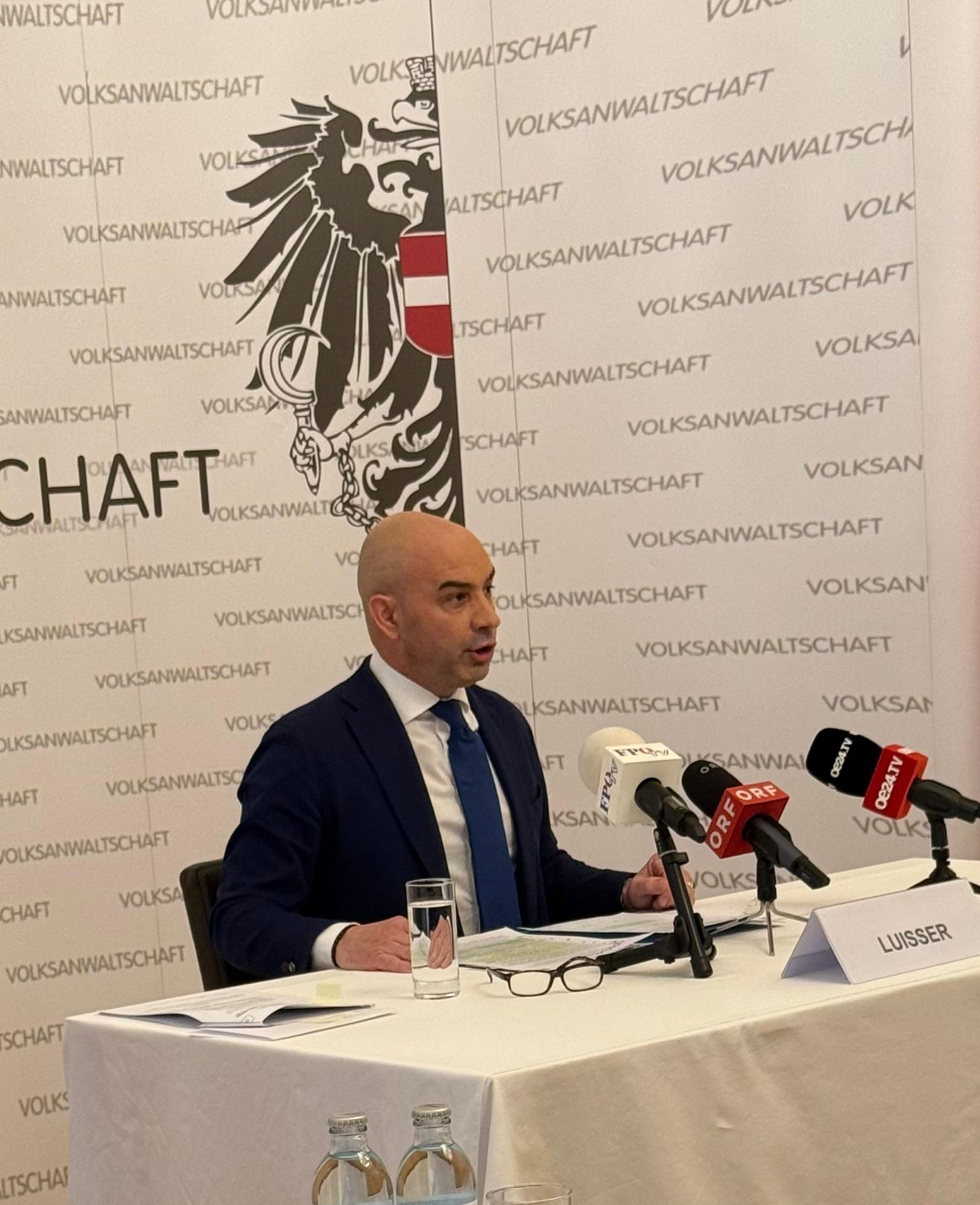 Das Bild zeigt Volksanwalt Christoph Luisser während der Pressekonferenz.