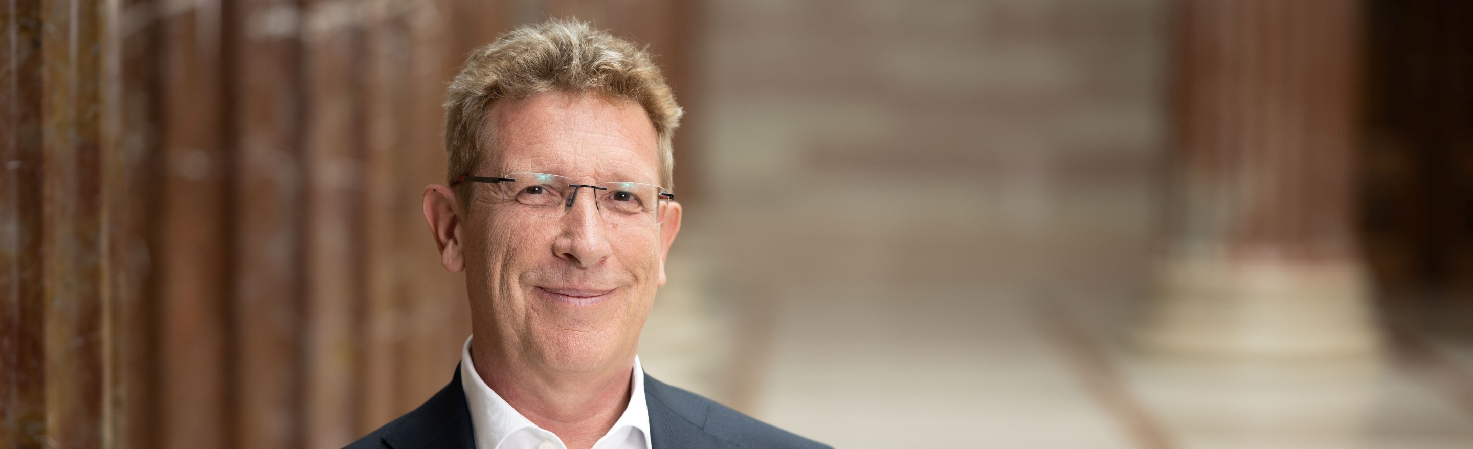 Volksanwalt Bernhard Achitz in der Säulenhalle des Parlaments in Wien