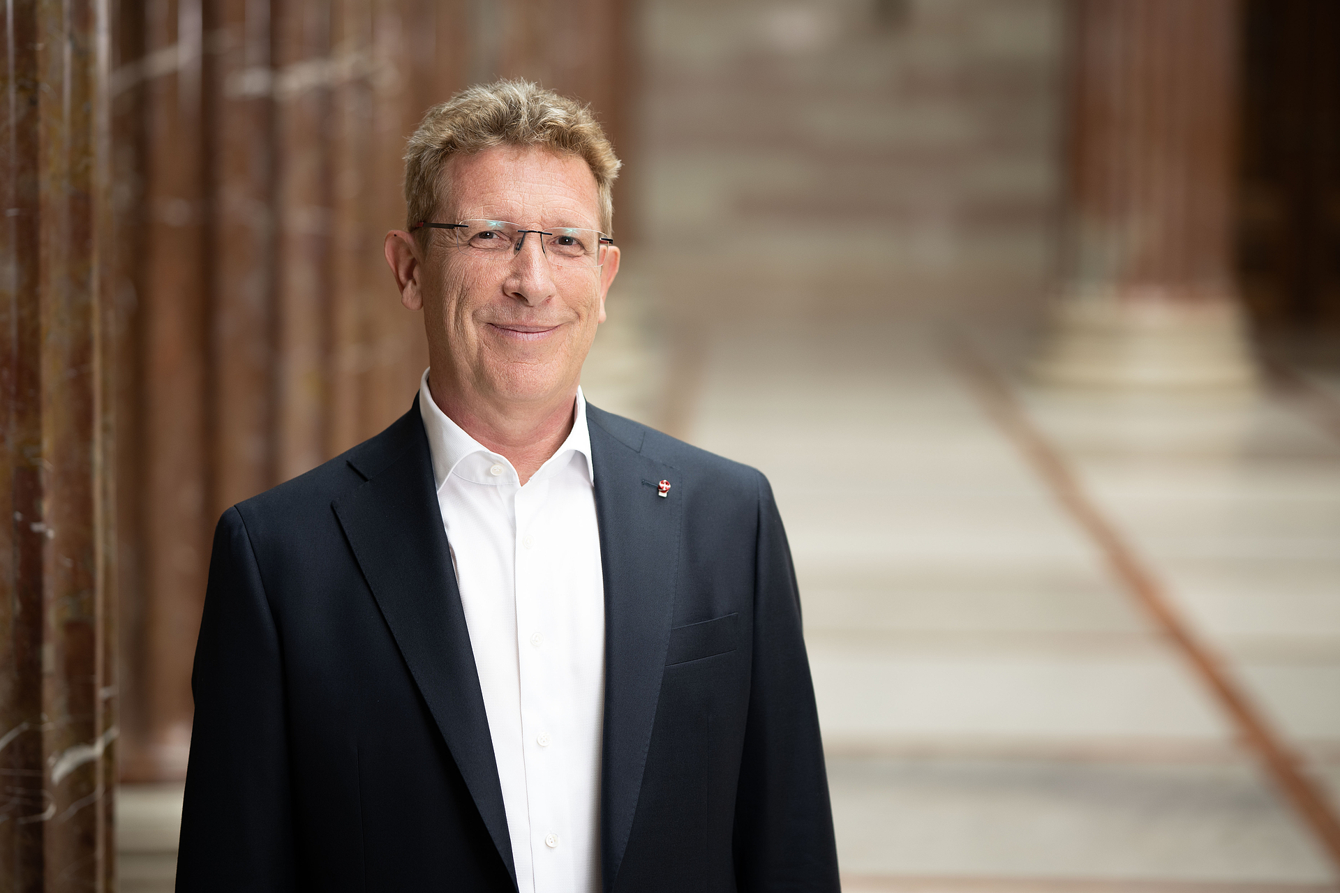 Volksanwalt Bernhard Achitz in der Säulenhalle des Parlaments