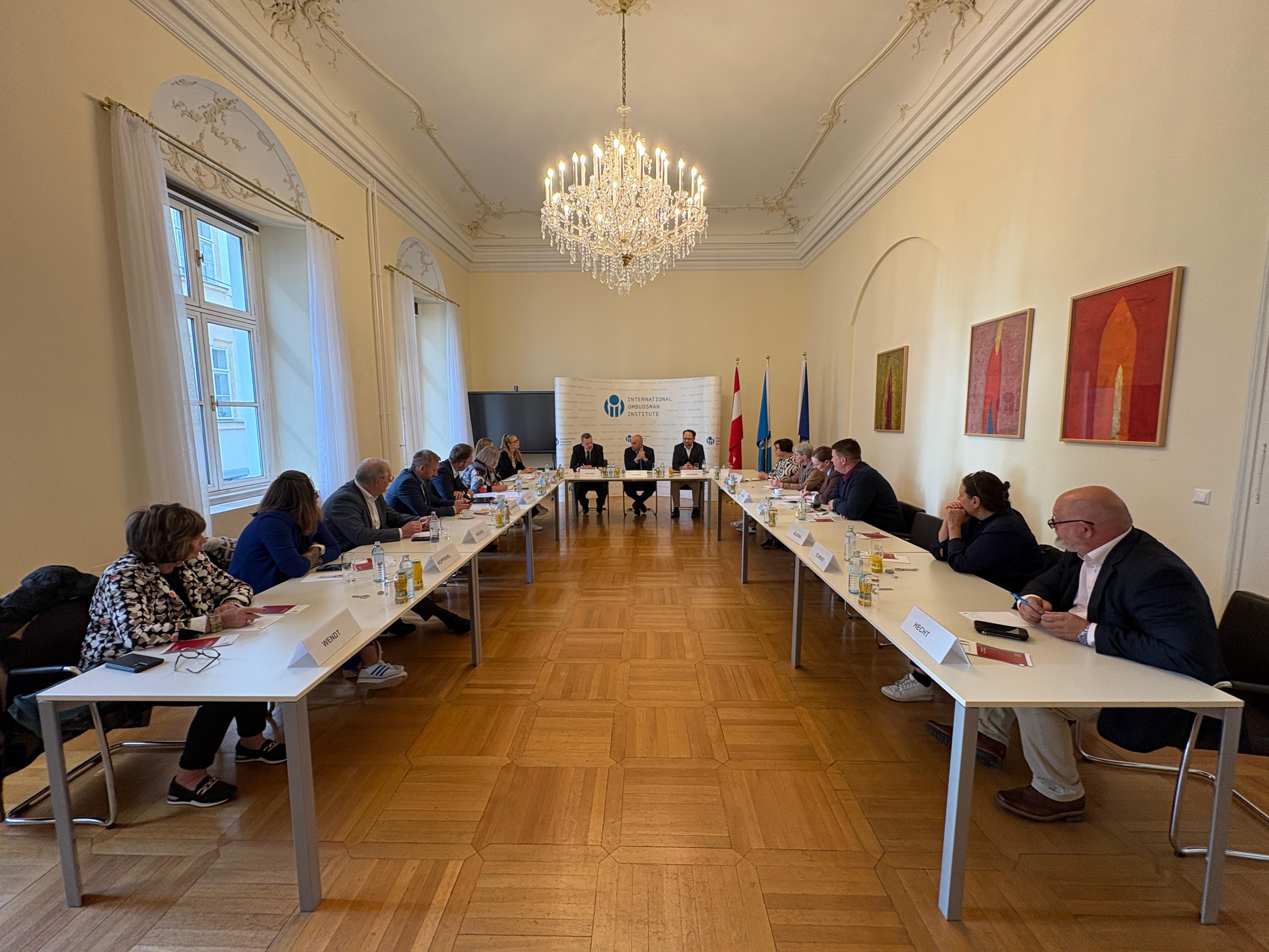 Group photo of Ombudsman Luisser with the delegation from the Saxony-Anhalt Petitions Committee 